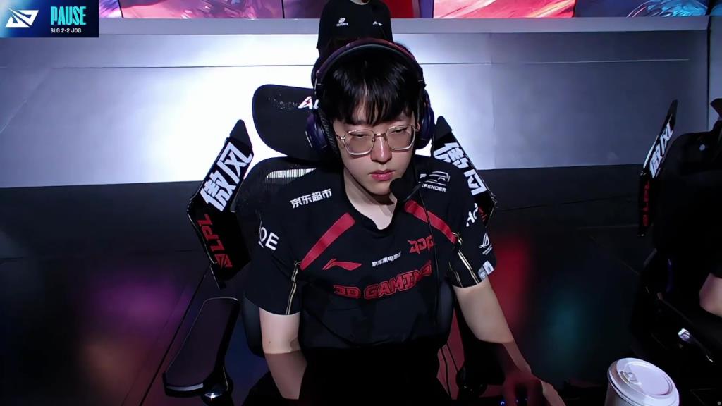 黑白体育-包含Rookie迎来三赛季高光表现，G2球迷沸腾！的词条