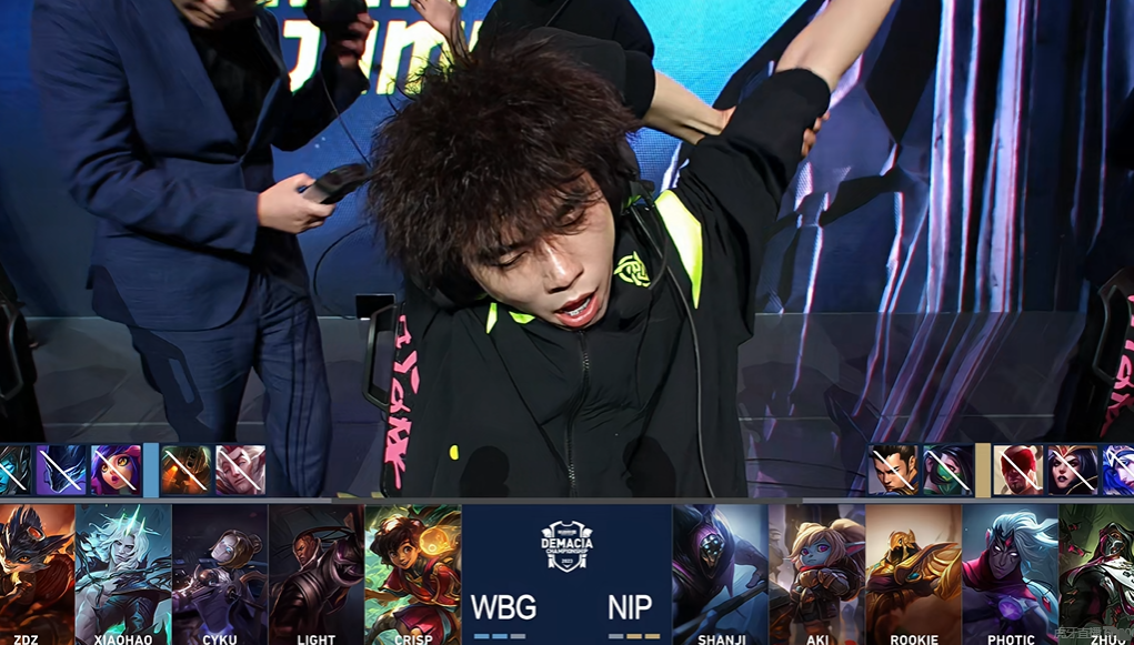 黑白体育直播-Rookie在西班牙队比赛中突破纪录，赛况扑朔迷离引发热议！的简单介绍