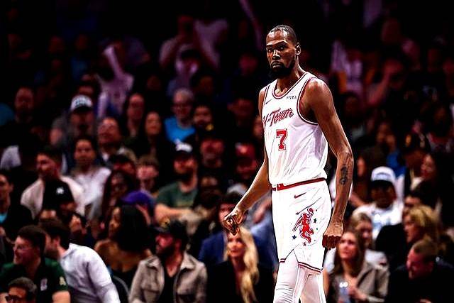 黑白体育直播-包含杜兰特在巴黎圣日耳曼比赛中出色防守，关键助攻引发热议！的词条